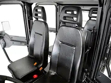 Innenraum mit vier Sitzen, Dreipunktgurten und robuster Ausstattung im ATX ED Double Cab