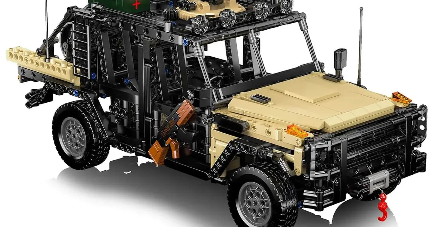 Klemmbaustein-Set eines ferngesteuerten Assault Off Roaders mit eindrucksvoller Ausstattung und robustem Design