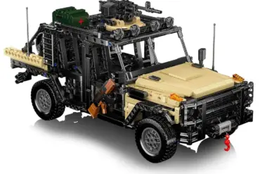 Klemmbaustein-Set eines ferngesteuerten Assault Off Roaders mit eindrucksvoller Ausstattung und robustem Design