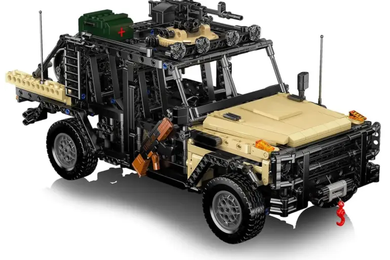 Klemmbaustein-Set eines ferngesteuerten Assault Off Roaders mit eindrucksvoller Ausstattung und robustem Design