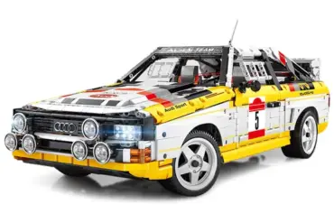 Klemmbausteinmodell des Audi Rallye Quattro Gruppe B 1984, maßstabsgetreu mit authentischen Details und Rallye-Optik