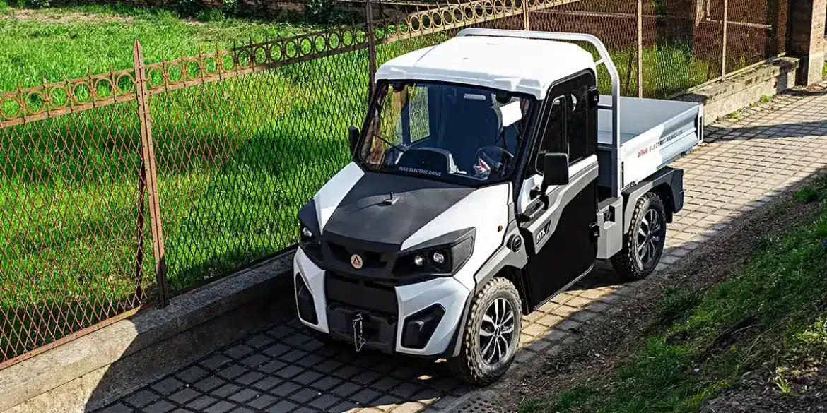 Alke ATX 440S Elektrofrachtfahrzeug auf einem schmalen Weg neben einem Zaun