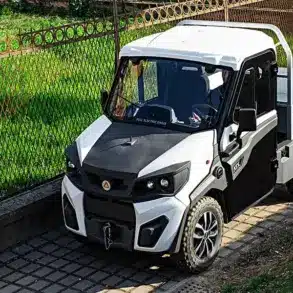 Alke ATX 440S Elektrofrachtfahrzeug auf einem schmalen Weg neben einem Zaun