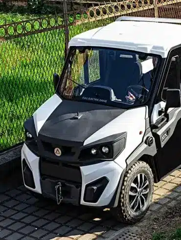 Alke ATX 440S Elektrofrachtfahrzeug auf einem schmalen Weg neben einem Zaun
