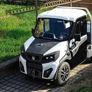 Alke ATX 440S Elektrofrachtfahrzeug auf einem schmalen Weg neben einem Zaun