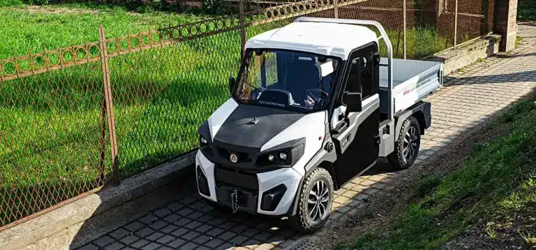 Alke ATX 440S Elektrofrachtfahrzeug auf einem schmalen Weg neben einem Zaun