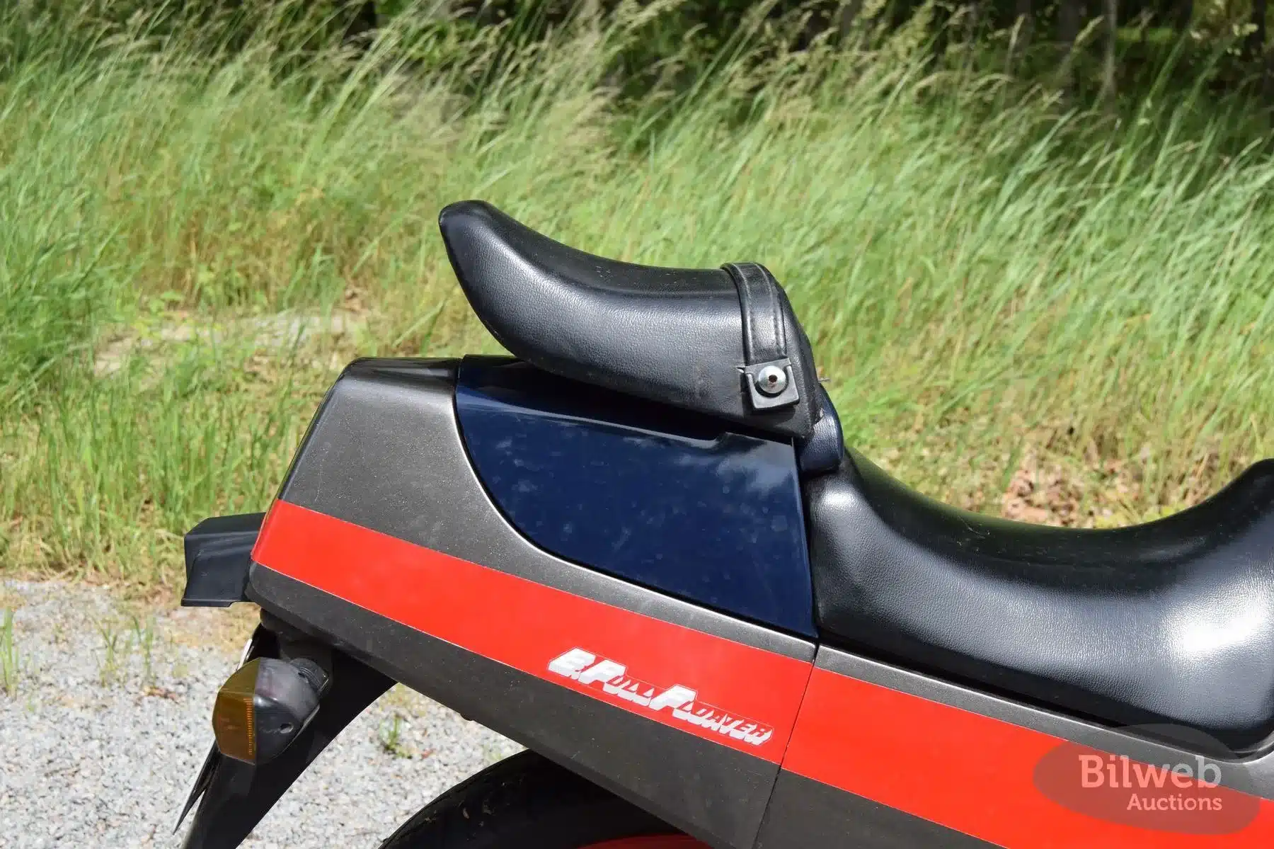 Sitzbank und Heckbereich einer Suzuki RG 250 Gamma mit rotem Seitenstreifen und Aufschrift Full Floater