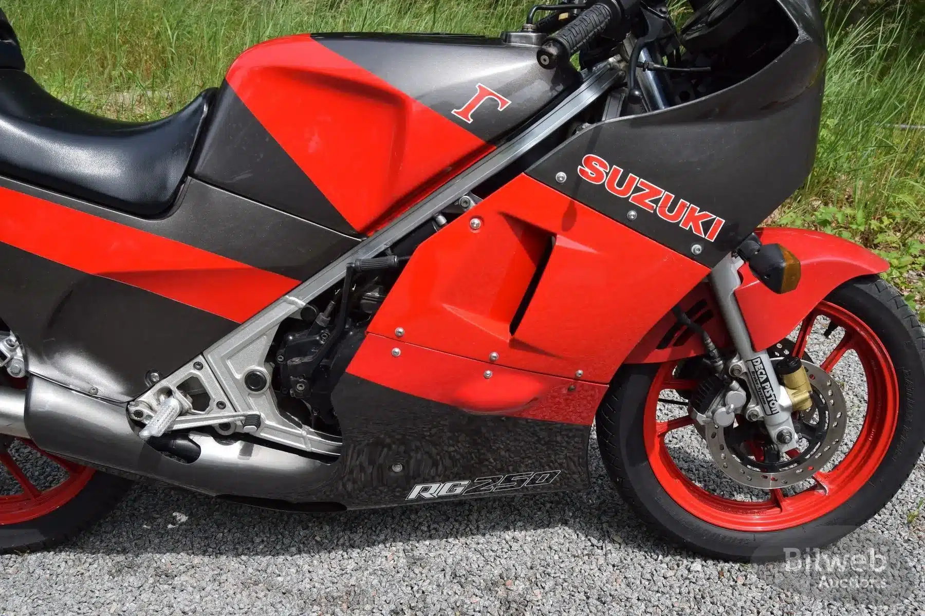 Detailaufnahme einer Suzuki RG 250 Gamma von 1989 mit gut sichtbarem Aluminium-Twin-Spar-Rahmen und roter Verkleidung.