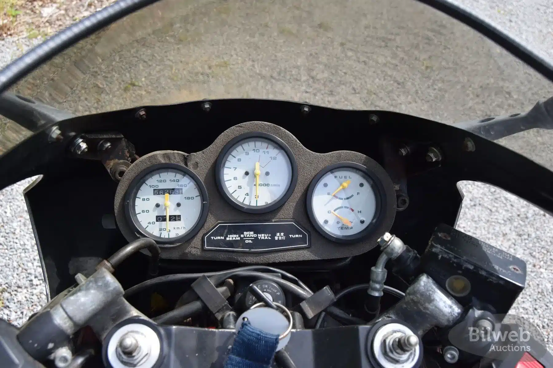 Cockpit mit Tacho, Drehzahlmesser und Tankanzeige einer Suzuki RG 250 Gamma von 1989