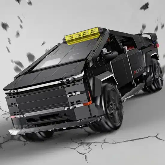 Ferngesteuerter Cyber Utility Truck aus schwarzen Klemmbausteinen mit markanter Front und gelbem Lichtbalken