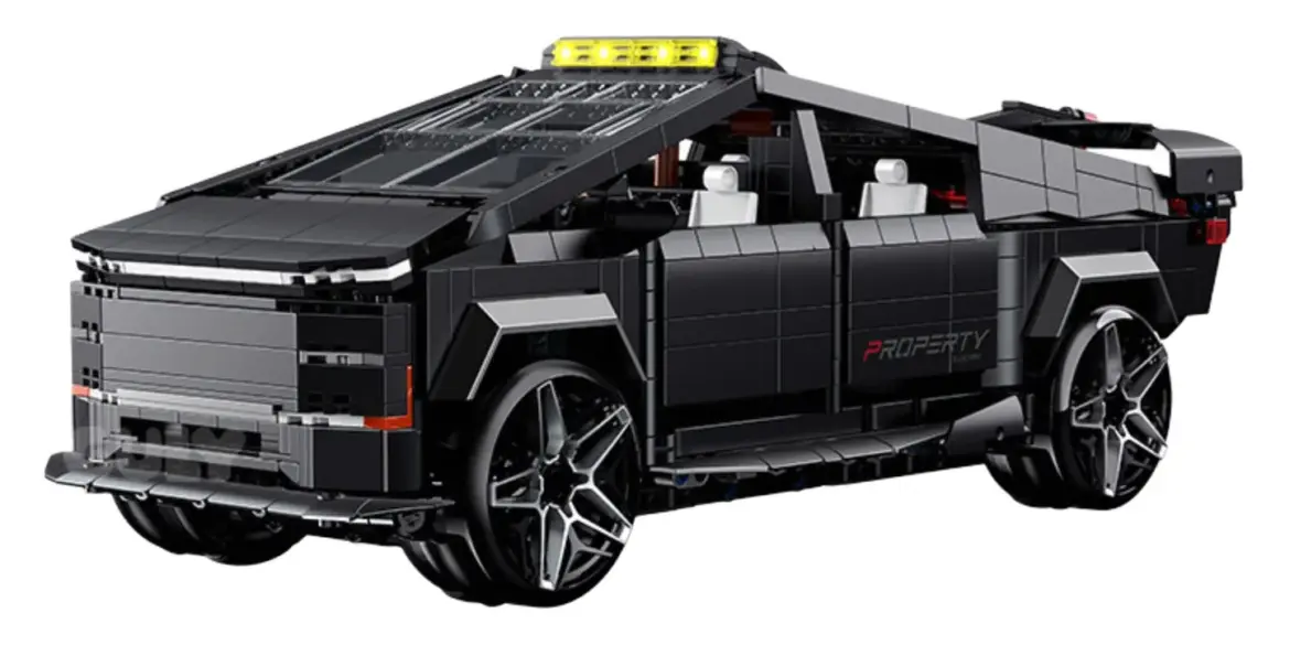 Klemmbaustein-Modell eines kantigen, schwarzen Cyber Utility Trucks mit sichtbaren technischen Details
