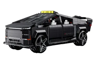 Klemmbaustein-Modell eines kantigen, schwarzen Cyber Utility Trucks mit sichtbaren technischen Details