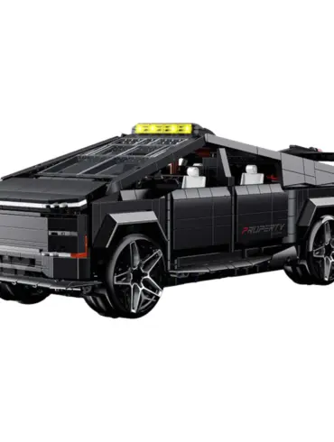 Klemmbaustein-Modell eines kantigen, schwarzen Cyber Utility Trucks mit sichtbaren technischen Details