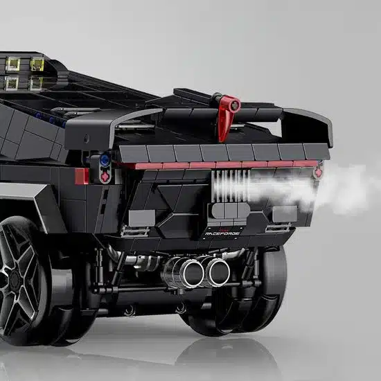 Detailansicht der Rückseite eines motorisierten Cyber Utility Truck Modellbausatzes aus Klemmbausteinen.