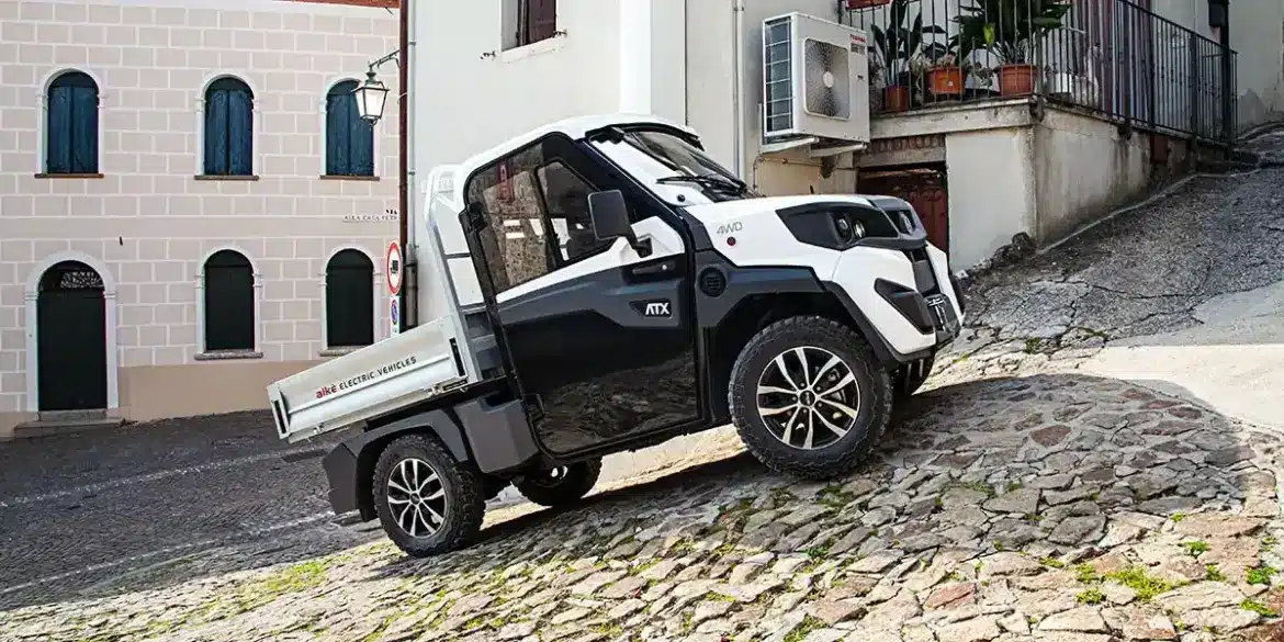 Alkè ATX 480 Elektro-Nutzfahrzeug fährt eine steile, gepflasterte Straße hinauf