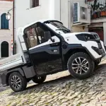 Alkè ATX 480 Elektro-Nutzfahrzeug fährt eine steile, gepflasterte Straße hinauf