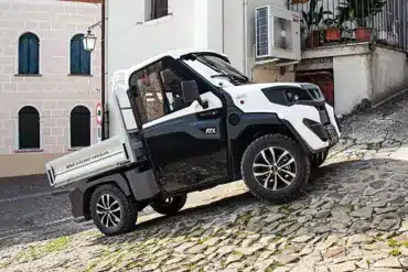 Alkè ATX 480 Elektro-Nutzfahrzeug fährt eine steile, gepflasterte Straße hinauf