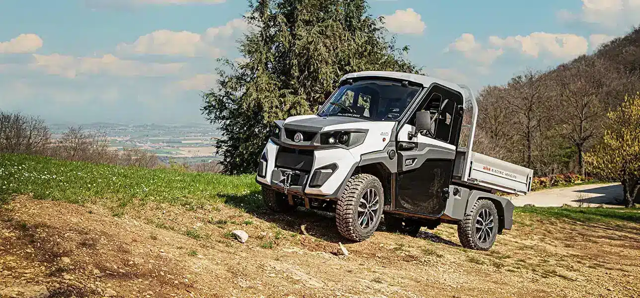 Alkè ATX 480 Elektro-Transporter im Gelände auf unebenem Untergrund