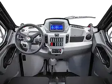 Innenansicht des Cockpits vom Alkè ATX 480 mit Lenkrad, Schalteinheiten und großem Display