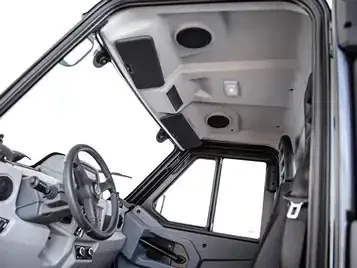 Innenansicht des Alkè ATX 480 mit Blick auf das Cockpit und das Dach der Fahrerkabine