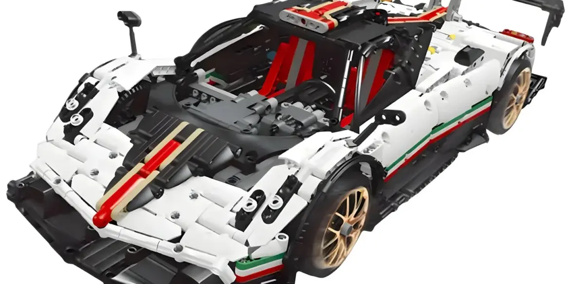 Remote Controlled Italian Hypercar Klemmbaustein-Modell mit weißer Karosserie, großen Heckflügel und goldenen Felgen
