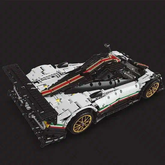 Klemmbaustein-Modell eines italienischen Fernsteuer-Hypercars mit goldfarbenen Felgen und Rennstreifen.