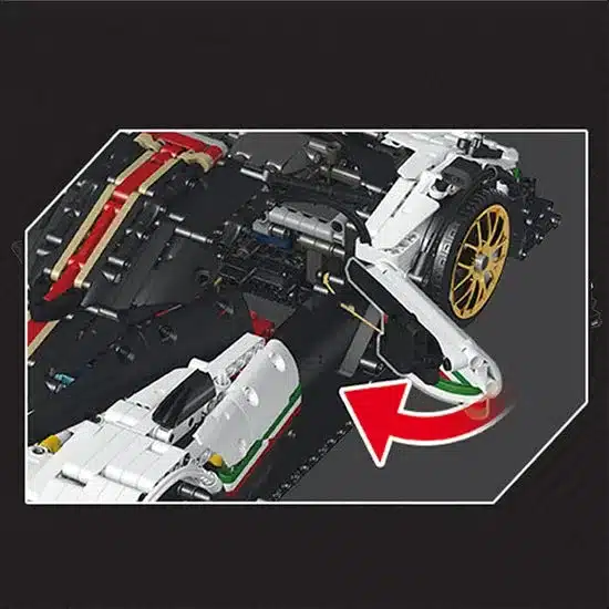 Klemmbaustein-Hypercar mit geöffneter Fronthaube und detaillierter Technik