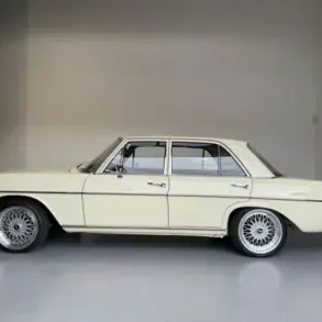 Mercedes-Benz 250 SE W108, beige, mit Airride-Fahrwerk und BBS-Felgen, Seitenansicht.