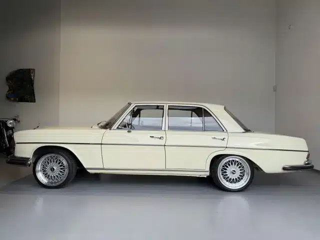 Mercedes-Benz 250 SE W108, beige, mit Airride-Fahrwerk und BBS-Felgen, Seitenansicht.