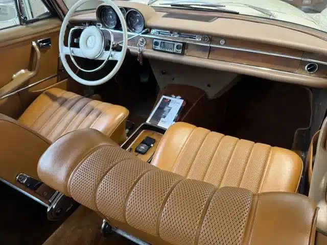 Innenraum eines Mercedes-Benz 250 SE W108 mit beigen Ledersitzen und klassischem Armaturenbrett