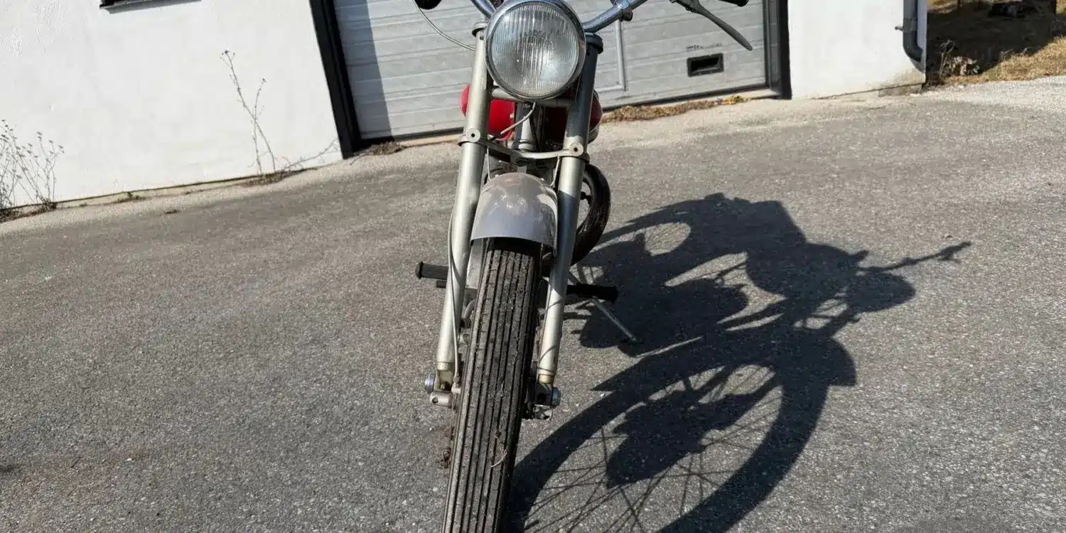 Husqvarna 282 E Silverpil Motorrad, Baujahr 1960, frontal fotografiert, originaler Erhaltungszustand mit Gebrauchsspuren.