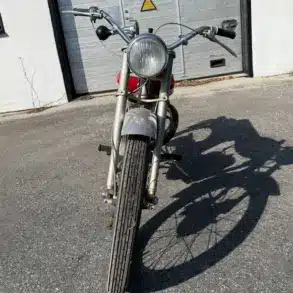 Husqvarna 282 E Silverpil Motorrad, Baujahr 1960, frontal fotografiert, originaler Erhaltungszustand mit Gebrauchsspuren.