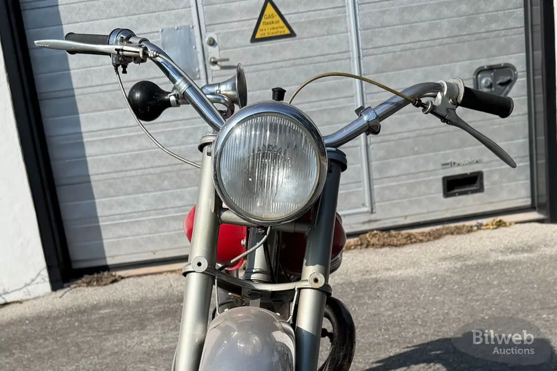 Husqvarna 282 E Silverpil, Baujahr 1960, Frontalansicht mit Scheinwerfer und Lenker