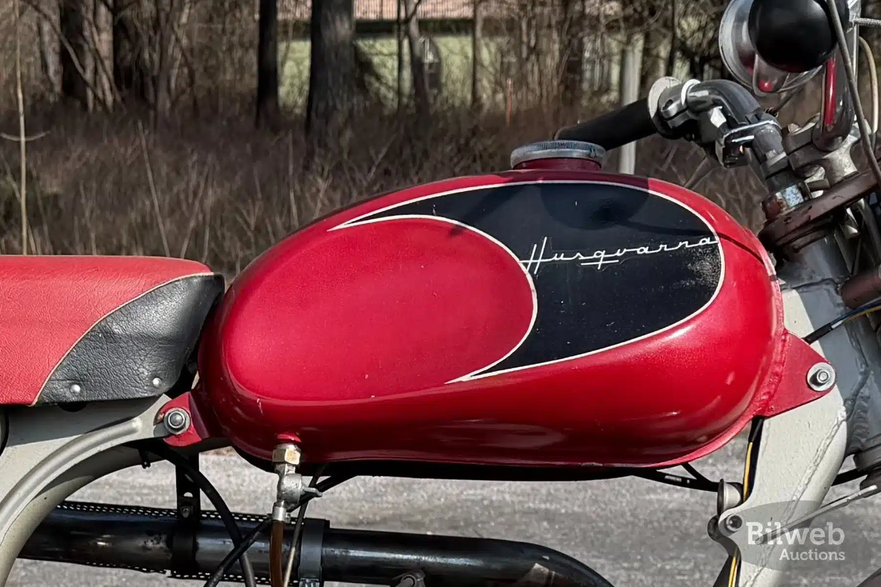 Roter Tank mit Originalschriftzug Husqvarna an einer 282 E Silverpil, Baujahr 1960, Nahaufnahme der Sitz-Tank-Einheit