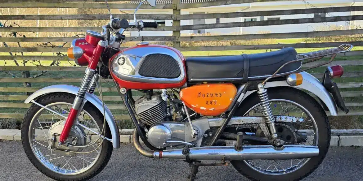 Suzuki T20 Motorrad von 1969 mit sichtbarer Patina, aufgenommen im Freien