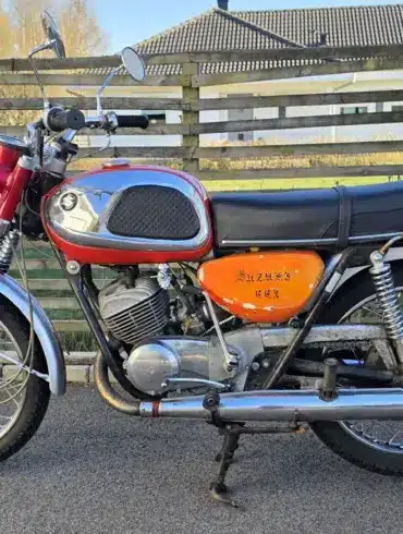 Suzuki T20 Motorrad von 1969 mit sichtbarer Patina, aufgenommen im Freien