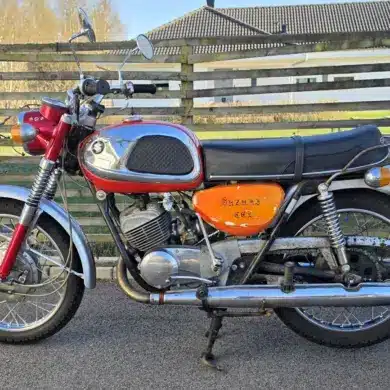 Suzuki T20 Motorrad von 1969 mit sichtbarer Patina, aufgenommen im Freien