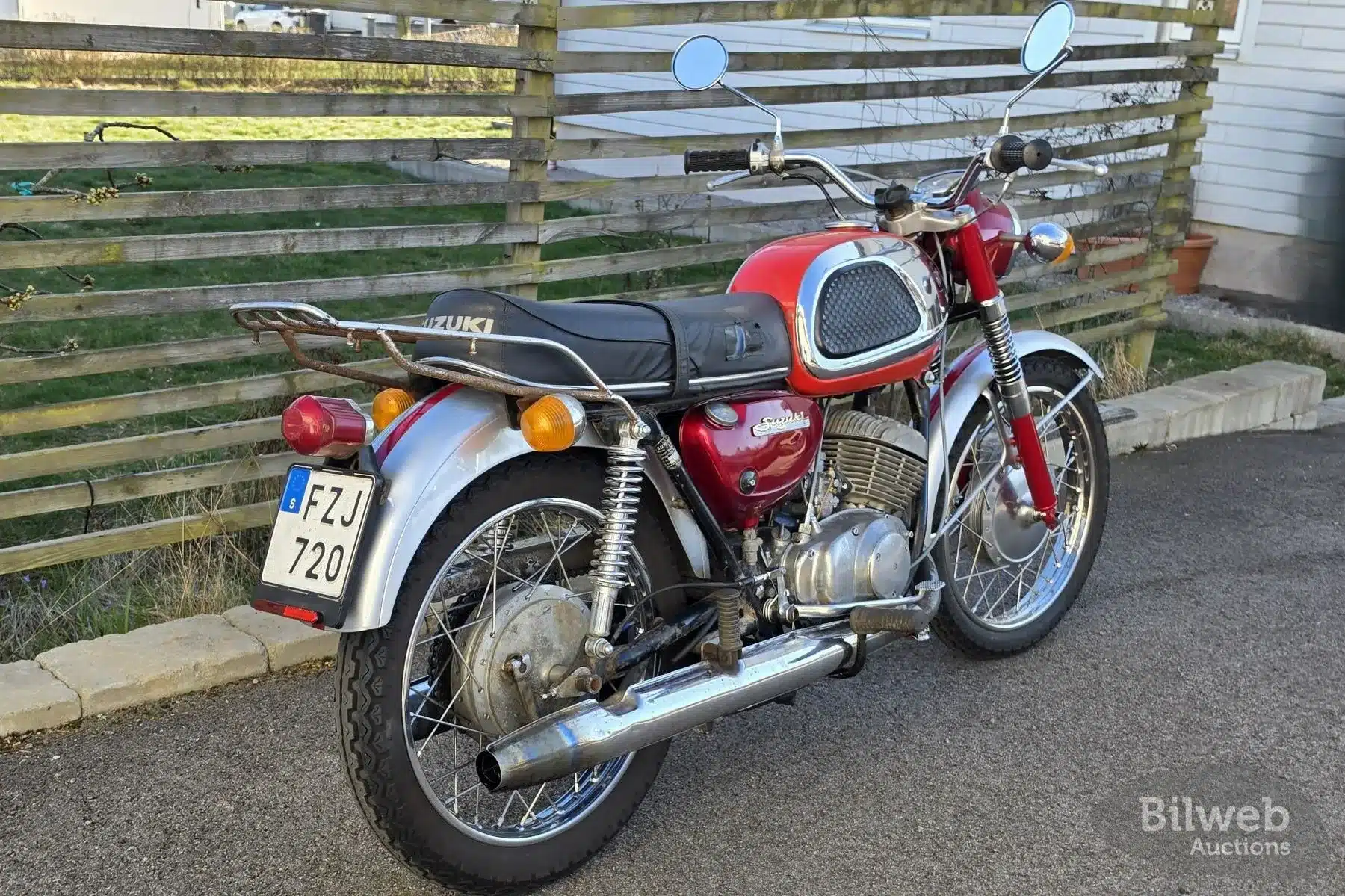 Suzuki T20 Motorrad von 1969 mit authentischer Patina und frischer Mechanik, fotografiert seitlich von hinten.