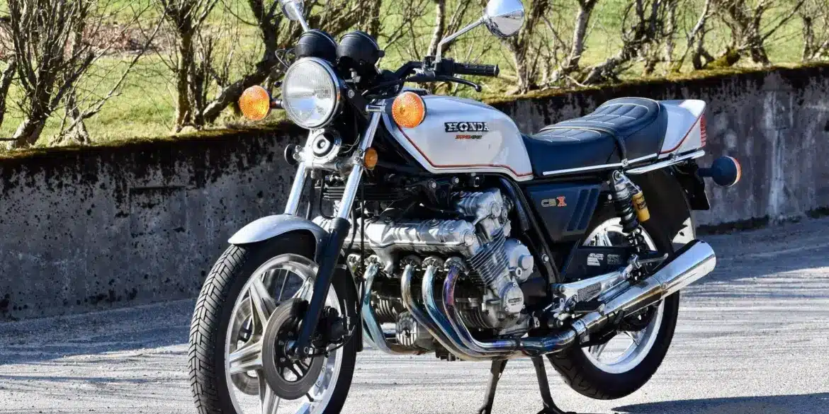 Honda CBX 1000 Super Sport von 1978 mit unverkleidetem Sechszylinder-Motor auf einer Straße, Seitenansicht.