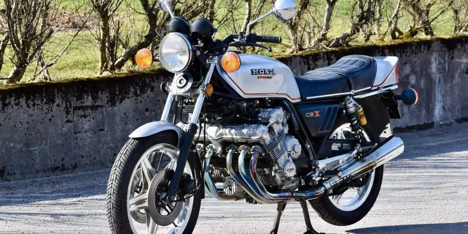 Honda CBX 1000 Super Sport von 1978 mit unverkleidetem Sechszylinder-Motor auf einer Straße, Seitenansicht.