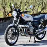 Honda CBX 1000 Super Sport von 1978 mit unverkleidetem Sechszylinder-Motor auf einer Straße, Seitenansicht.