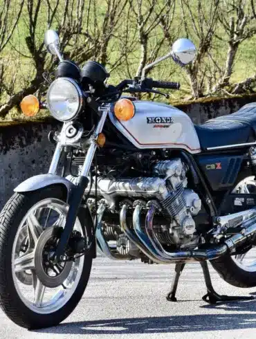 Honda CBX 1000 Super Sport von 1978 mit unverkleidetem Sechszylinder-Motor auf einer Straße, Seitenansicht.