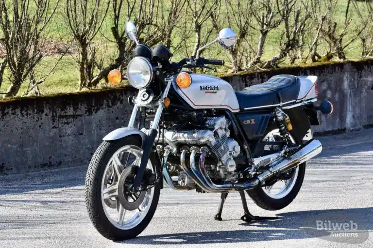 Honda CBX 1000 Super Sport von 1978 mit unverkleidetem Sechszylinder-Motor auf einer Straße, Seitenansicht.