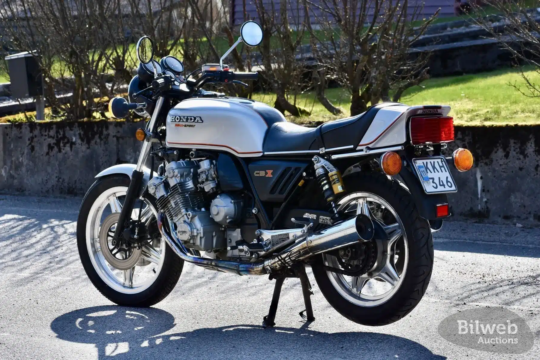Honda CBX 1000 Super Sport Baujahr 1978 in Silber im Freien, Seitenansicht