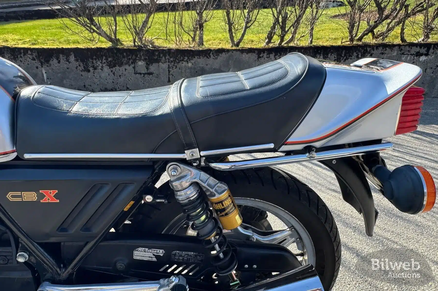Seitenansicht vom Heck und der Sitzbank einer silbernen Honda CBX 1000 Super Sport aus dem Jahr 1978 mit sichtbarem Öhlins-Federbein