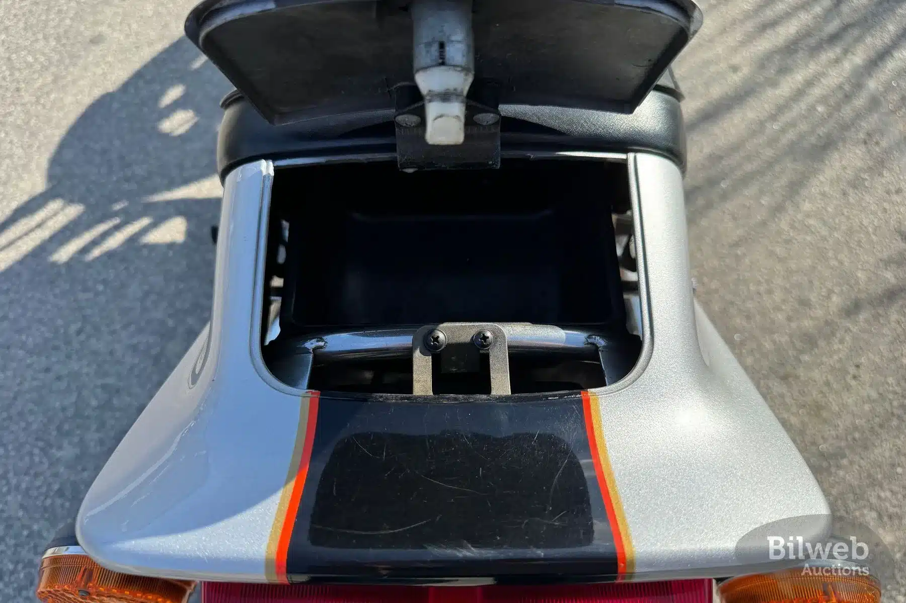 Detailaufnahme des geöffneten Staufachs am Heck einer Honda CBX 1000 von 1978