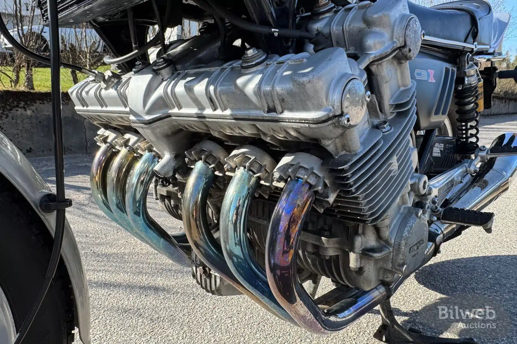 Nahaufnahme des luftgekühlten Reihensechszylinders der Honda CBX 1000 Super Sport von 1978 mit markanten Auspuffkrümmern.
