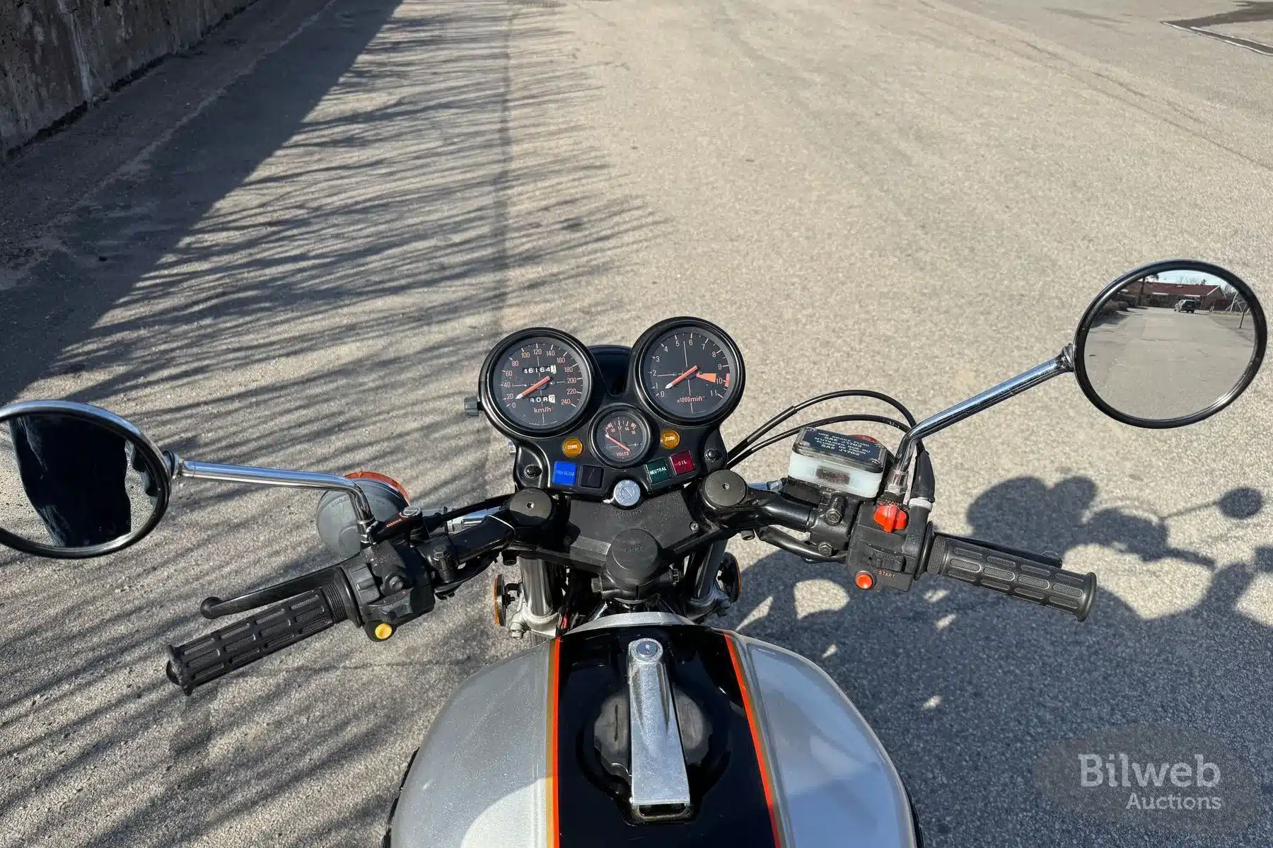 Cockpitansicht einer Honda CBX 1000 von 1978 mit Tacho, Drehzahlmesser und Tank.