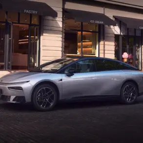 Der XPENG P7+ in Silber geparkt vor einem Straßencafé.