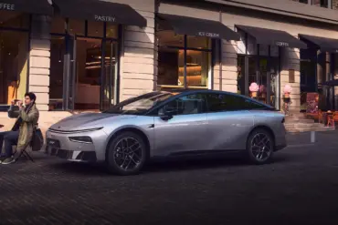 Der XPENG P7+ in Silber geparkt vor einem Straßencafé.